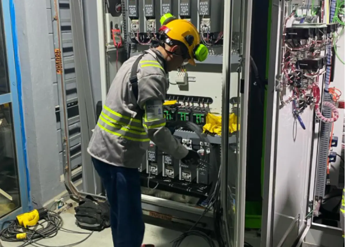 Técnico realizando mantenimiento eléctrico