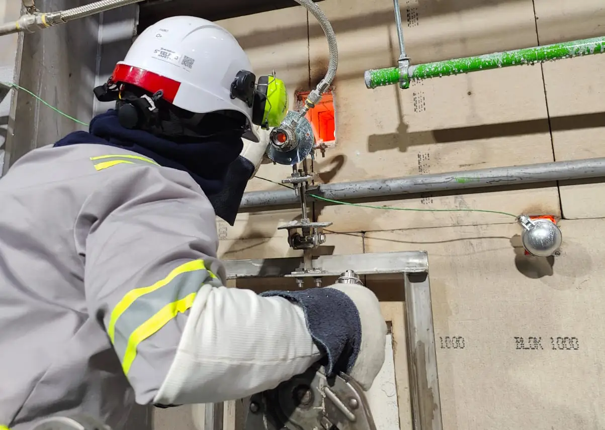 Cuadrilla de montaje eléctrico trabajando