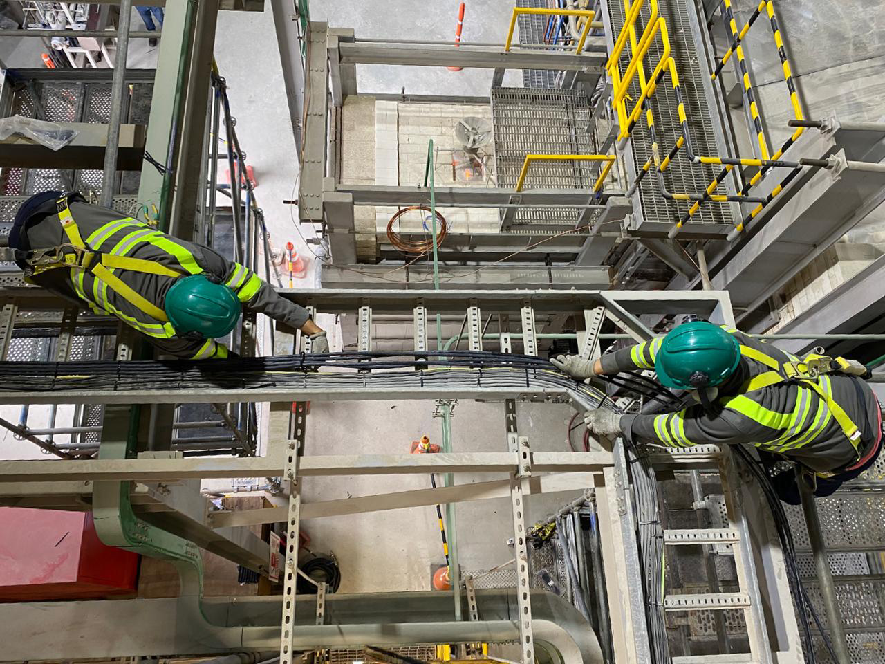 Técnicos de SIMECO trabajando en una instalación eléctrica industrial