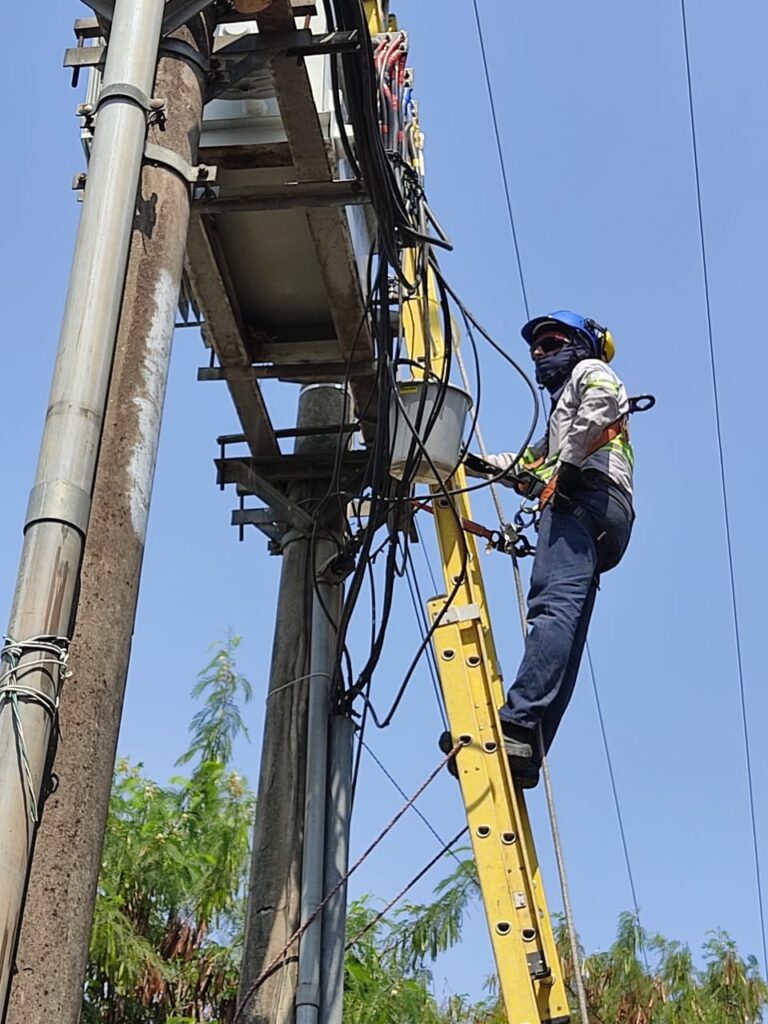 Técnico con elementos de protección personal