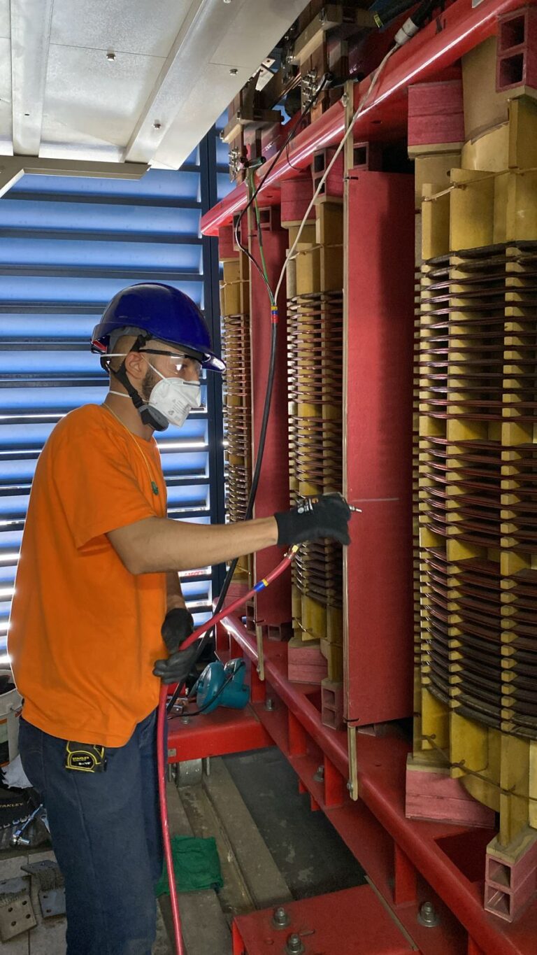 Técnico trabajando en alturas con protección contra caídas