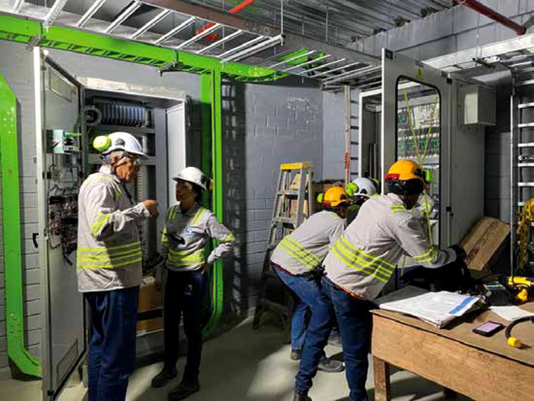 Equipo de ingeniería de SIMECO revisando celdas en un cuarto eléctrico