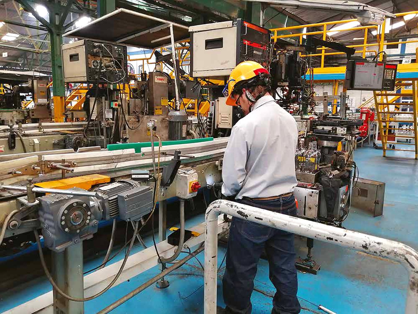 Ingeniero de SIMECO trabajando en una línea de producción automatizada